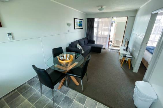 1-bedroom apartment - dining area