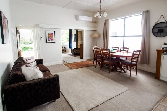 grandvilla aberdeen - dining area