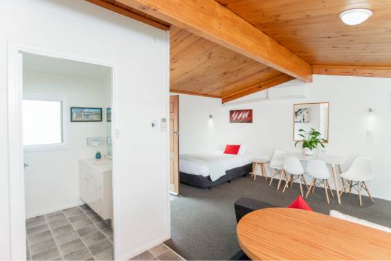 2-bedroom garden - dining area